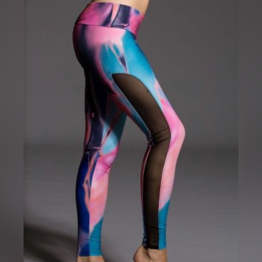Onzie - Graphic tuxedo chemistry leggings - size S/M (black mesh on side…